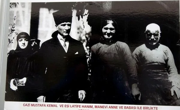 Gazi Mustafa Kemal, eşi Latife Hanım, manevi annesi ve babasıyla birlikte
