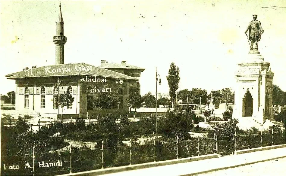 Konya Gazi Abidesi'ni gösteren dönem kartpostalı