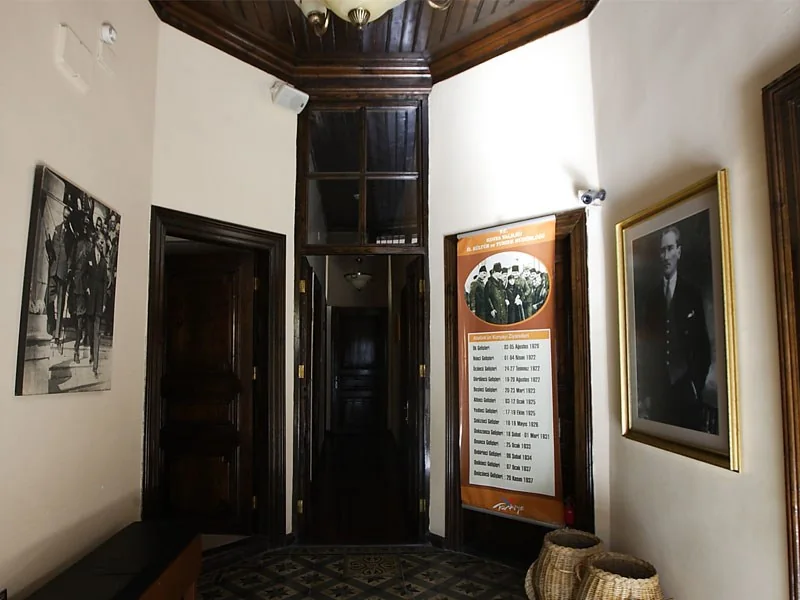Müze koridorunda Atatürk'ün Konya ziyaretlerini gösteren bilgi panosu