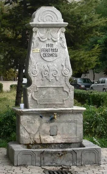 Ferit Paşa Çeşmesi'nin bugünkü hâli, üzerinde '1901 Ferit Paşa Çeşmesi' yazısı
