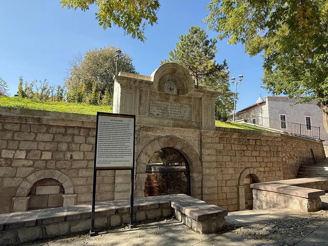 Ferit Paşa Maksemi ve yanındaki bilgilendirme panosu