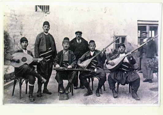 Eski bir barana meclisi: bağlama, ud ve kanunla poz veren beş kişi
