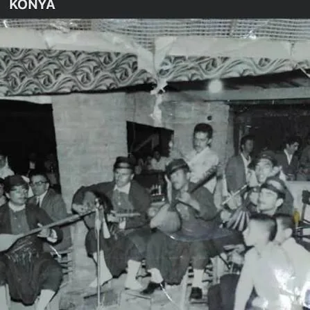 Bir barana odasında sazlarıyla oturan grup, arşiv fotoğrafı