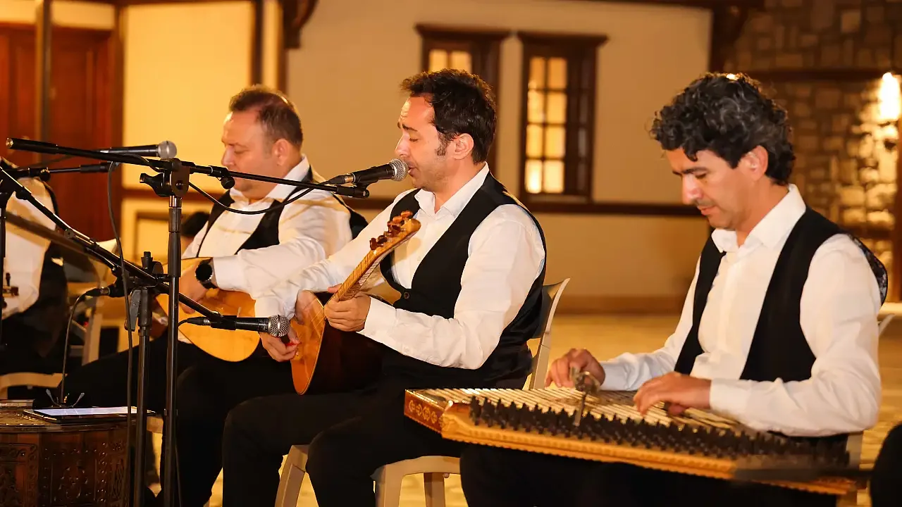 Barana meclisinde ud ve kanun çalan sanatçılar