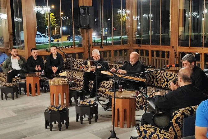 Gece bir baranada sazlarıyla sohbet eden topluluk