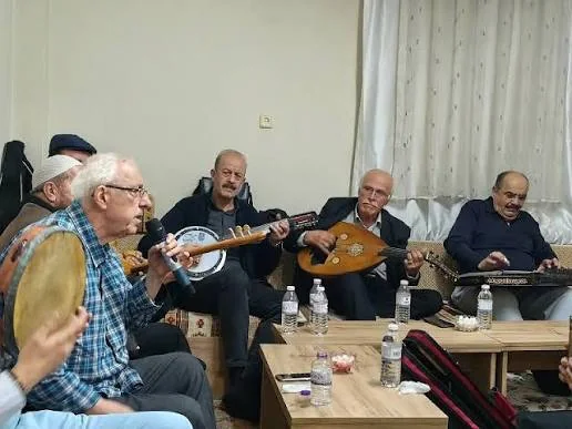 Yer minderlerinde tef ve bağlamayla barana sohbeti