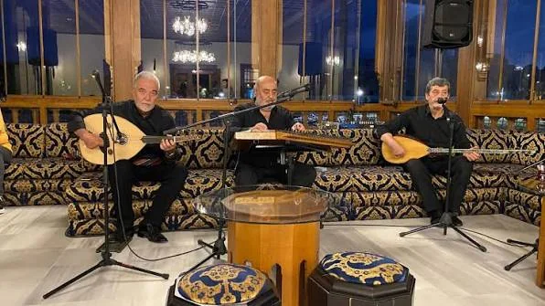 Ahşap oymalı bir mekânda ud ve kanun icrası