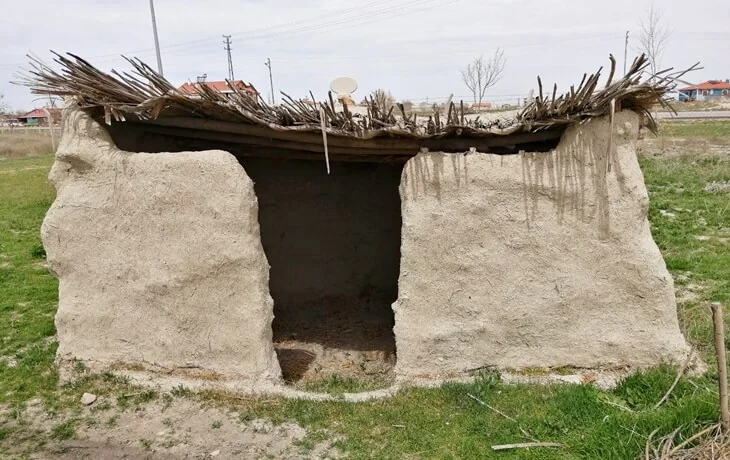 Kerpiç, saz ve kamışla yeniden inşa edilmiş oval bir Boncuklu Höyük evi