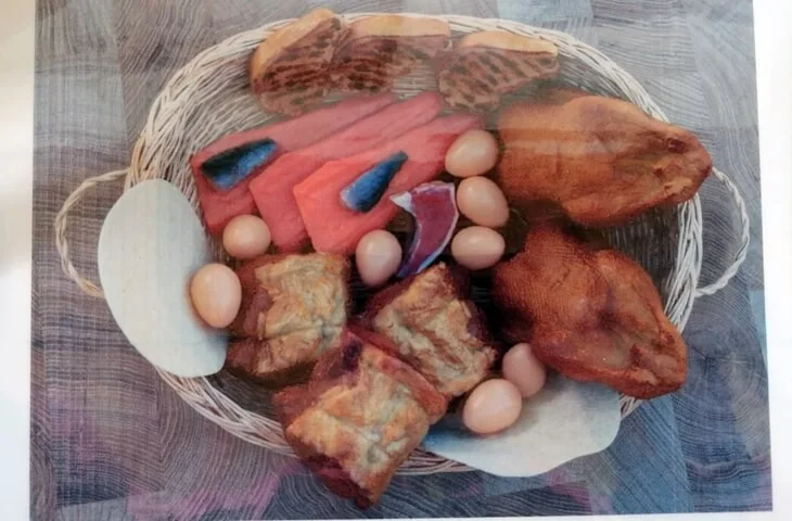 Sepet içinde sergilenen et, balık, yumurta ve ekmek replikaları