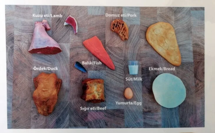 Etiketli dönem besinlerini gösteren bir sergi fotoğrafı