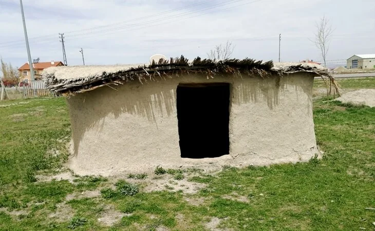 Yeniden inşa edilmiş bir Boncuklu Höyük evi, dış görünüm