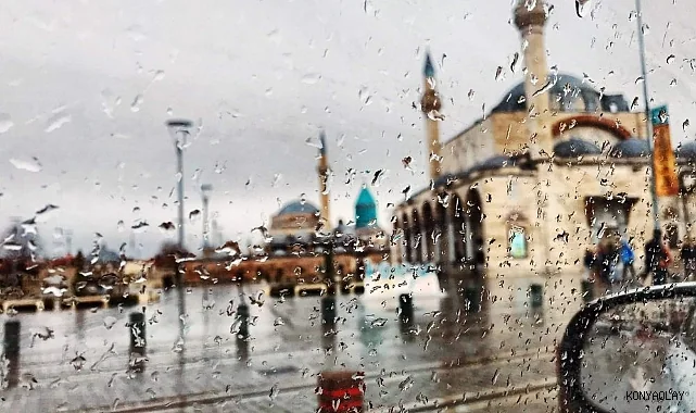 Yağmurlu araç camından Mevlâna Müzesi silüeti