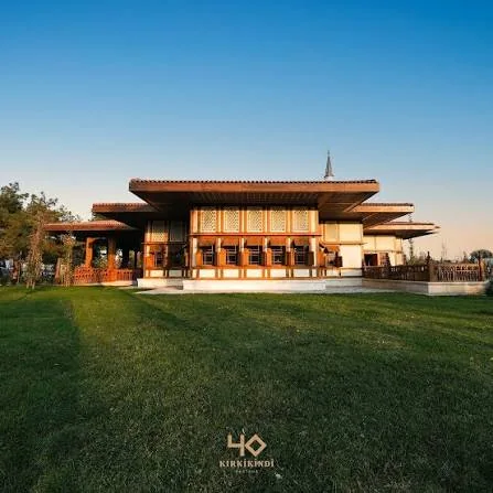 "40 Kırkikindi" adlı restoran binası, gün batımı