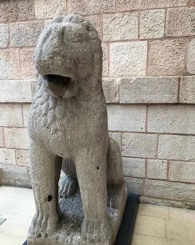 Alâeddin Köşkü'nde sergilenen taş aslan heykeli