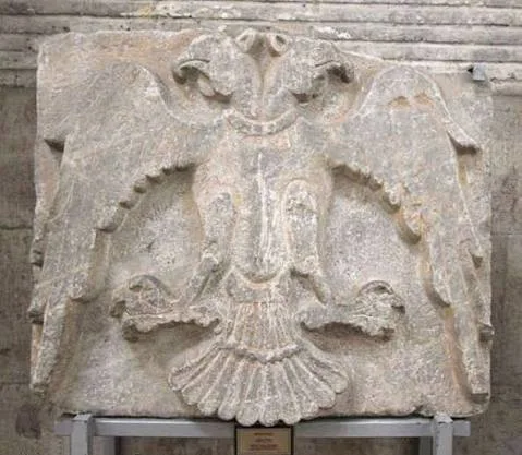 Taş üzerine işlenmiş çift başlı kartal kabartması