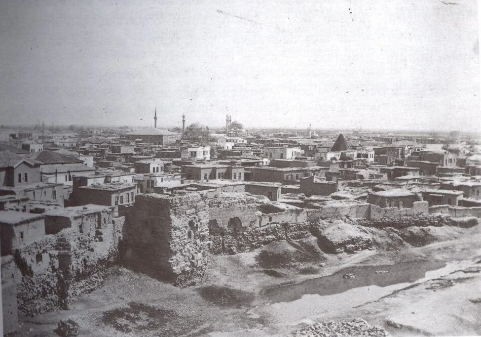 19. yüzyıl sonlarına ait Konya panoraması, ön planda sur kalıntısı