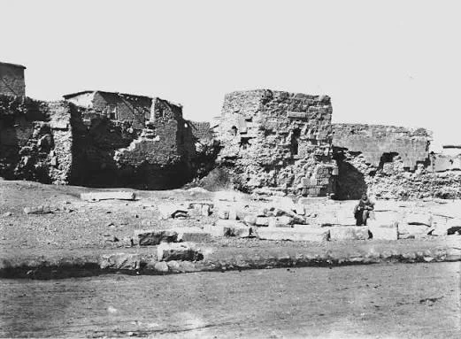 Eski bir fotoğrafta Konya sur kalıntıları önünde duran bir figür