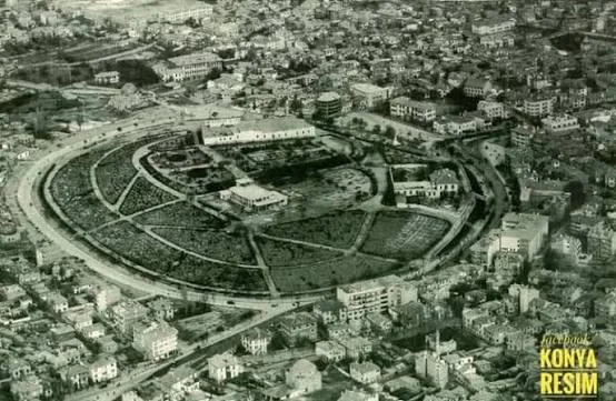 Havadan çekilmiş eski bir fotoğrafta Alâeddin Tepesi ve çevresi