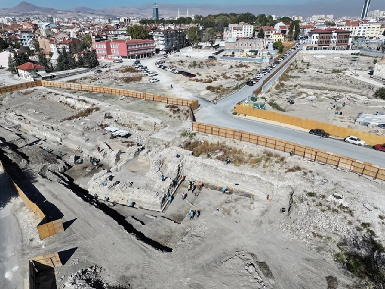 Havadan drone görüntüsüyle Larende Kapısı kazı alanı ve çevresindeki modern şehir dokusu