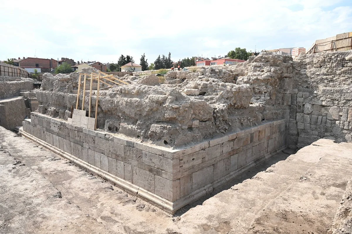 Kazı çalışmalarında gün yüzüne çıkarılan Selçuklu dönemi sur temelleri