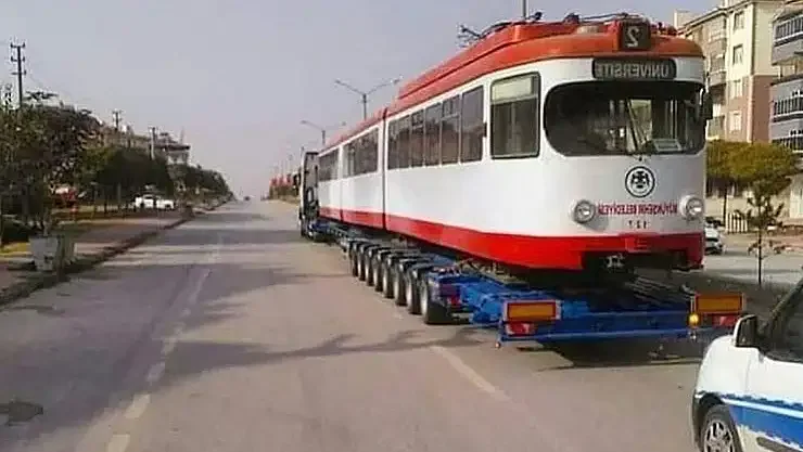 Köln'den Konya'ya getirilen bir tramvay, nakliye kamyonunda