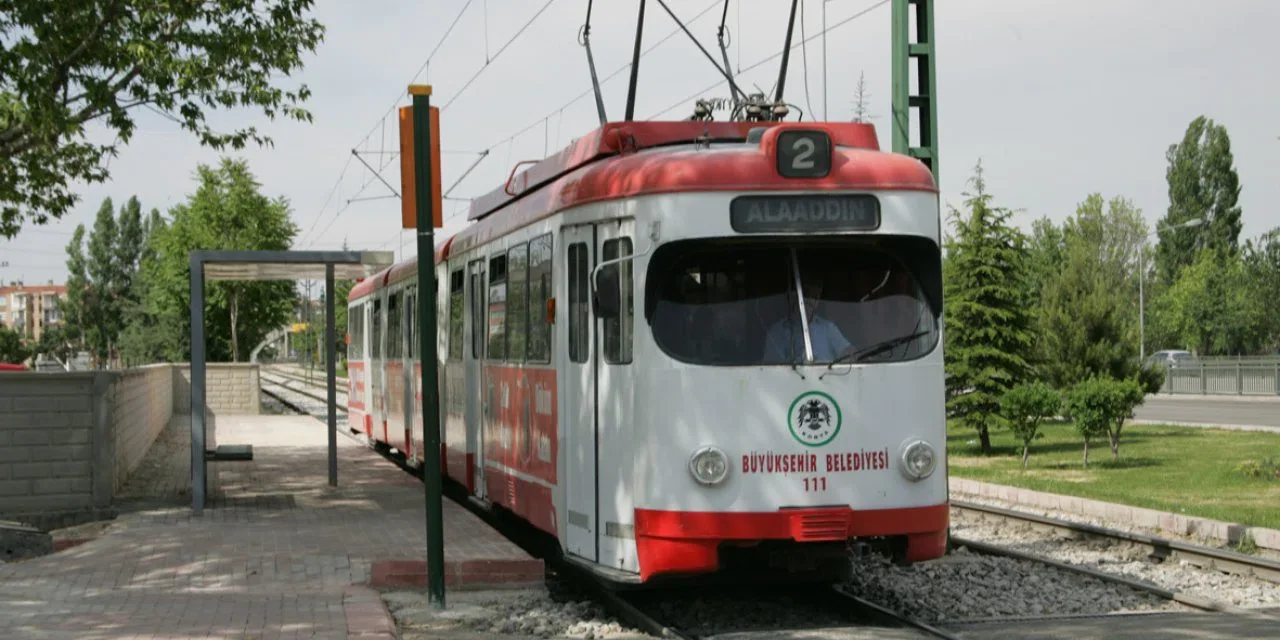 Alaaddin durağında kırmızı tramvay