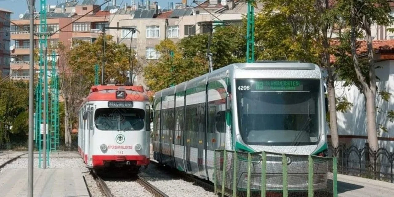 Eski Duewag GT8 ve yeni Škoda tramvayı yan yana