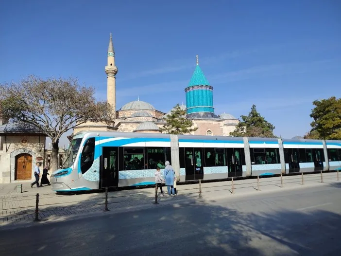 Mevlâna Türbesi önünden geçen yeni tramvay