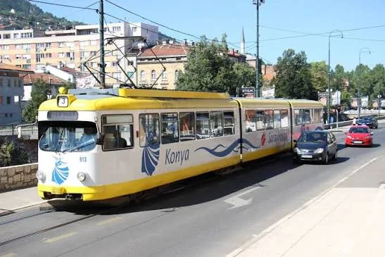 Saraybosna sokaklarında "Konya" yazılı tramvay