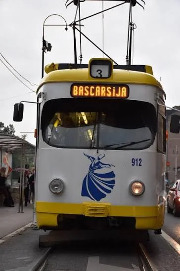 Saraybosna'da Başçarşı hattındaki tramvay