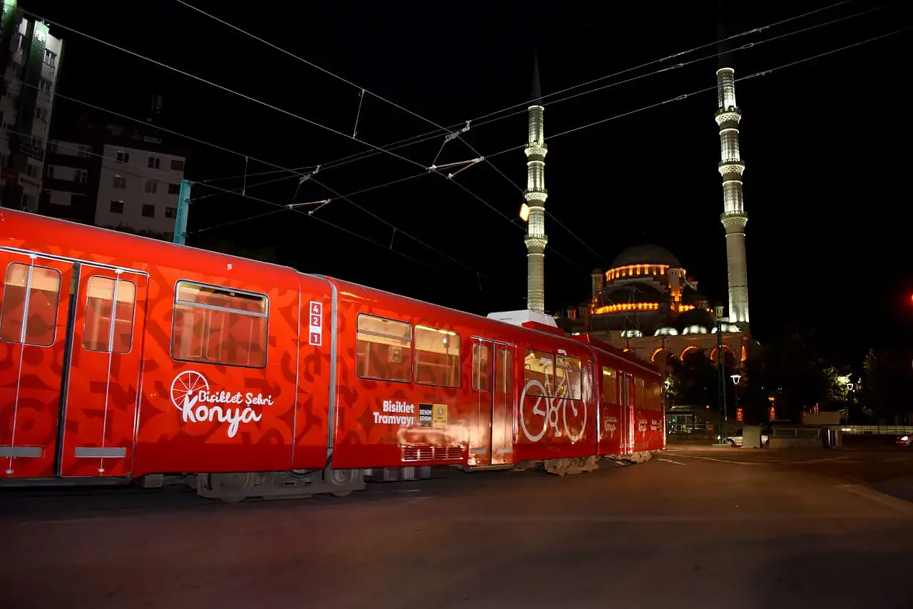 Gece, cami önünde Bisiklet Tramvayı
