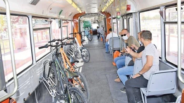 Bisiklet Tramvayı iç mekânı, bisikletli yolcularla