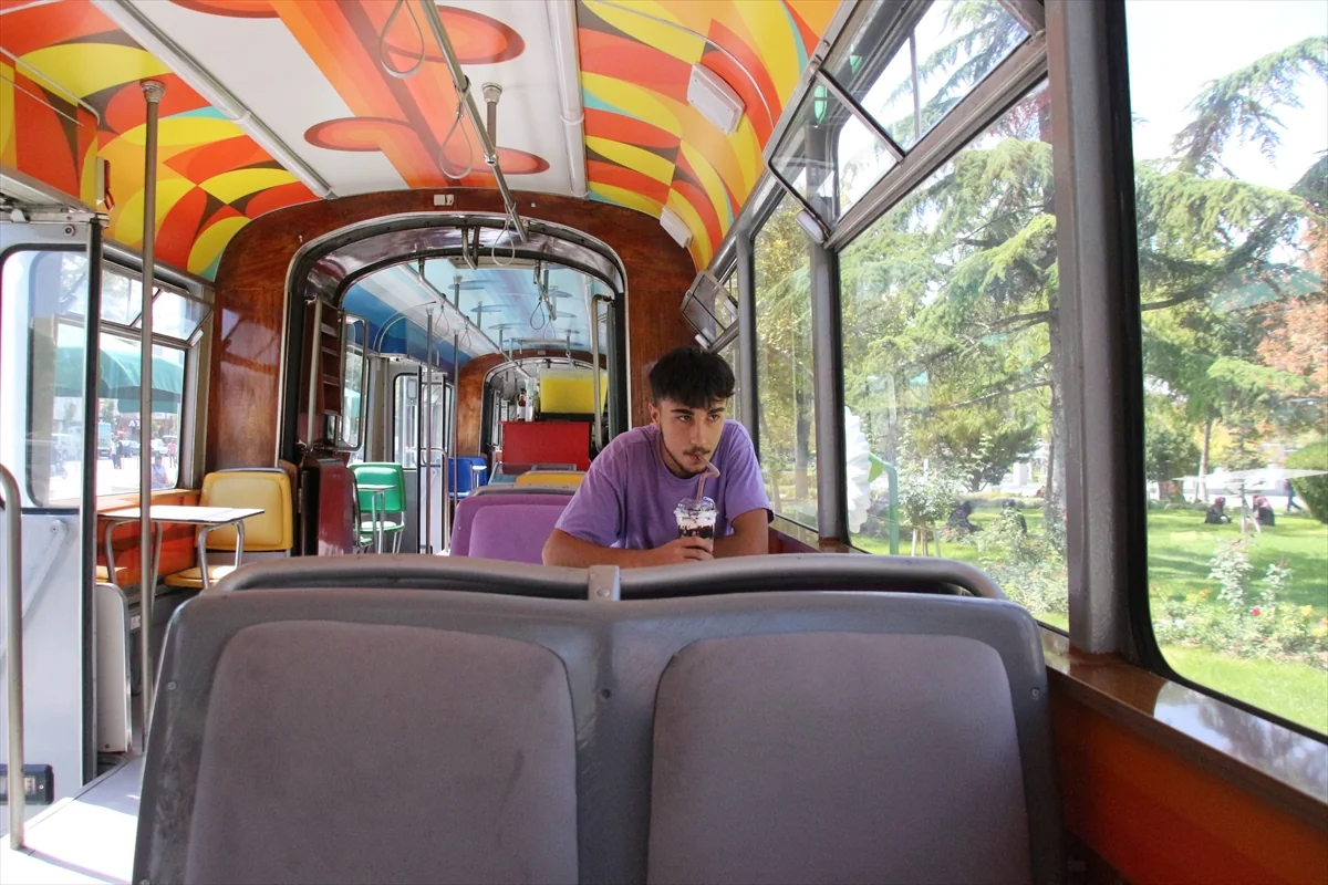 Tramvay büfesinin rengarenk iç mekânı