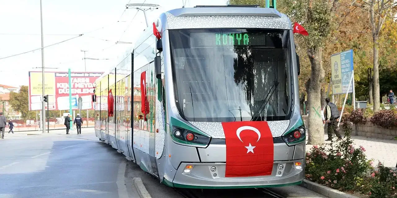 Yeni bir hattın açılış töreninde Türk bayraklı tramvay