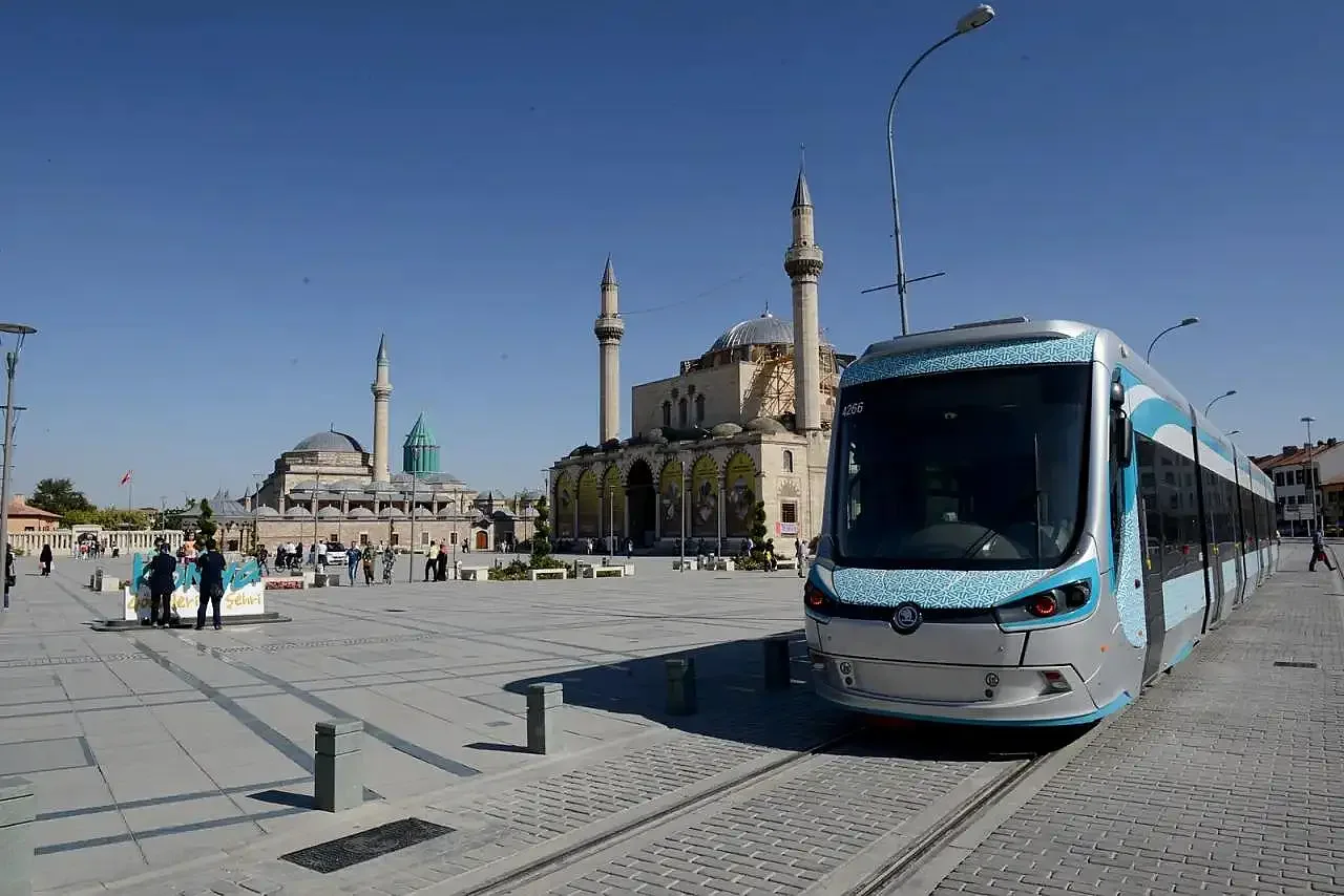 Eski ve yeni tramvaylar yan yana, gün batımında