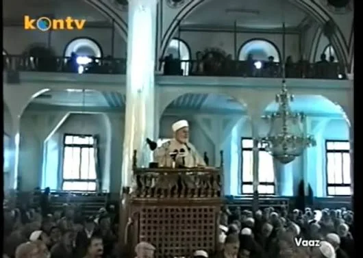 Tahir Hoca, kalabalık bir camide vaaz verirken