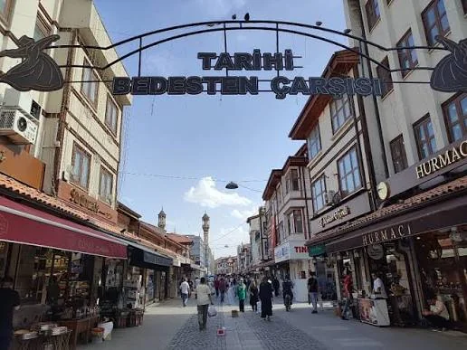 Tarihî Bedesten Çarşısı girişi