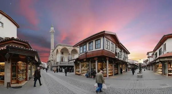 Bedesten Çarşısı gün batımında esnaf sokağı