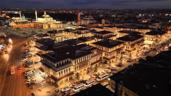 Türbeönü Çarşıları gece görünümü