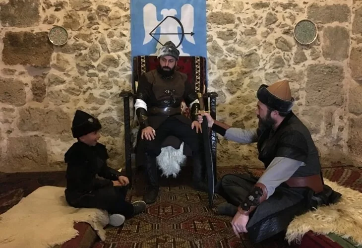Sadeddin Köpek tahtta otururken canlandırma sahnesi