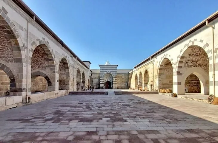 Kemerli avludan hanın girişine bakış