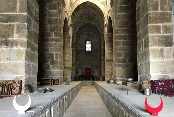 Kışlık kapalı bölümün taş kemerli iç mekânı