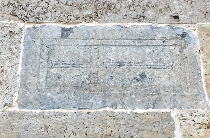 Devşirme taş üzerinde haç motifli kabartma