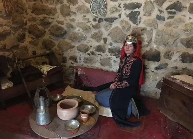 Sultan odasında Selçuklu başlığıyla oturan kadın figürü