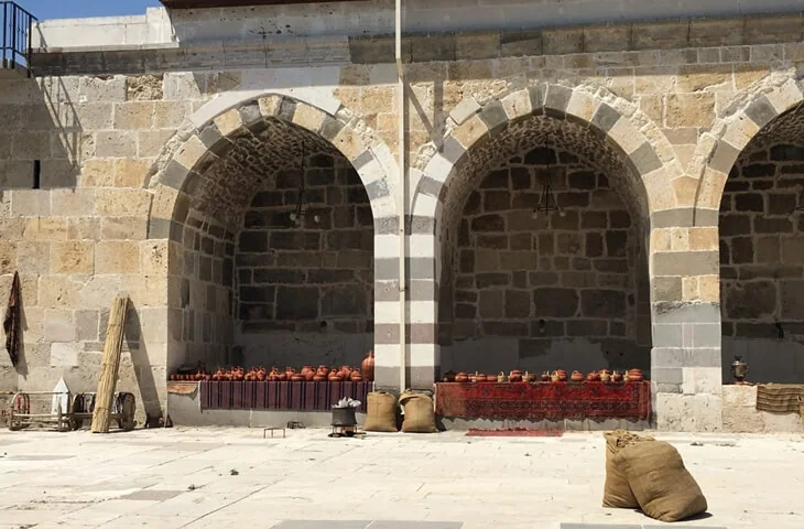 Taş nişlerde sıralanmış toprak küpler
