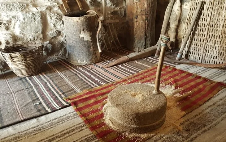 Tarımhanede sergilenen eski tarım aletleri
