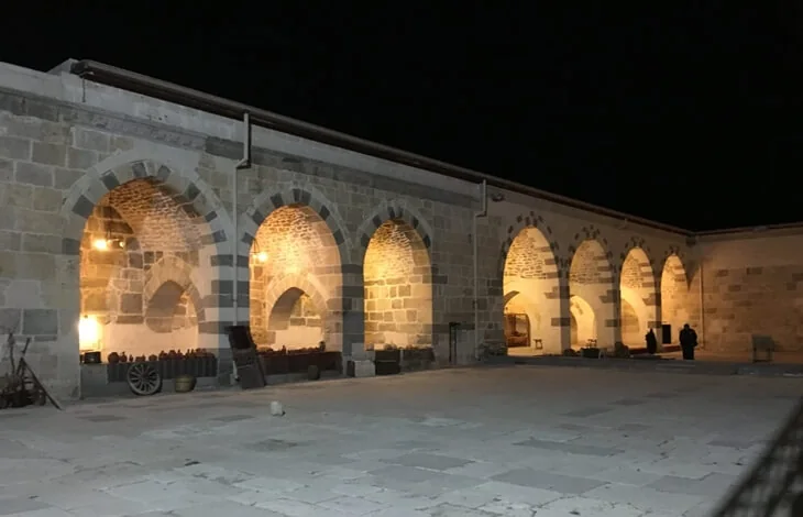 Gece ışıklandırılmış kemerli avlu
